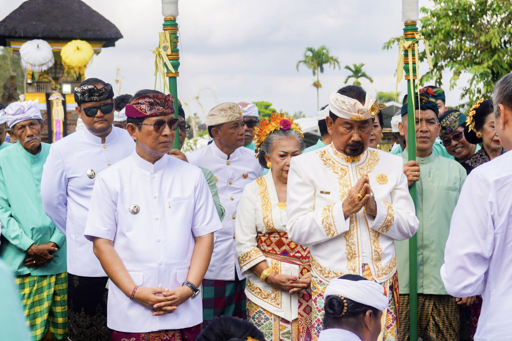 Bupati Bersama Wabup. Badung Ikuti Prosesi Bhiseka Ida Cokorda Mengwi XIII